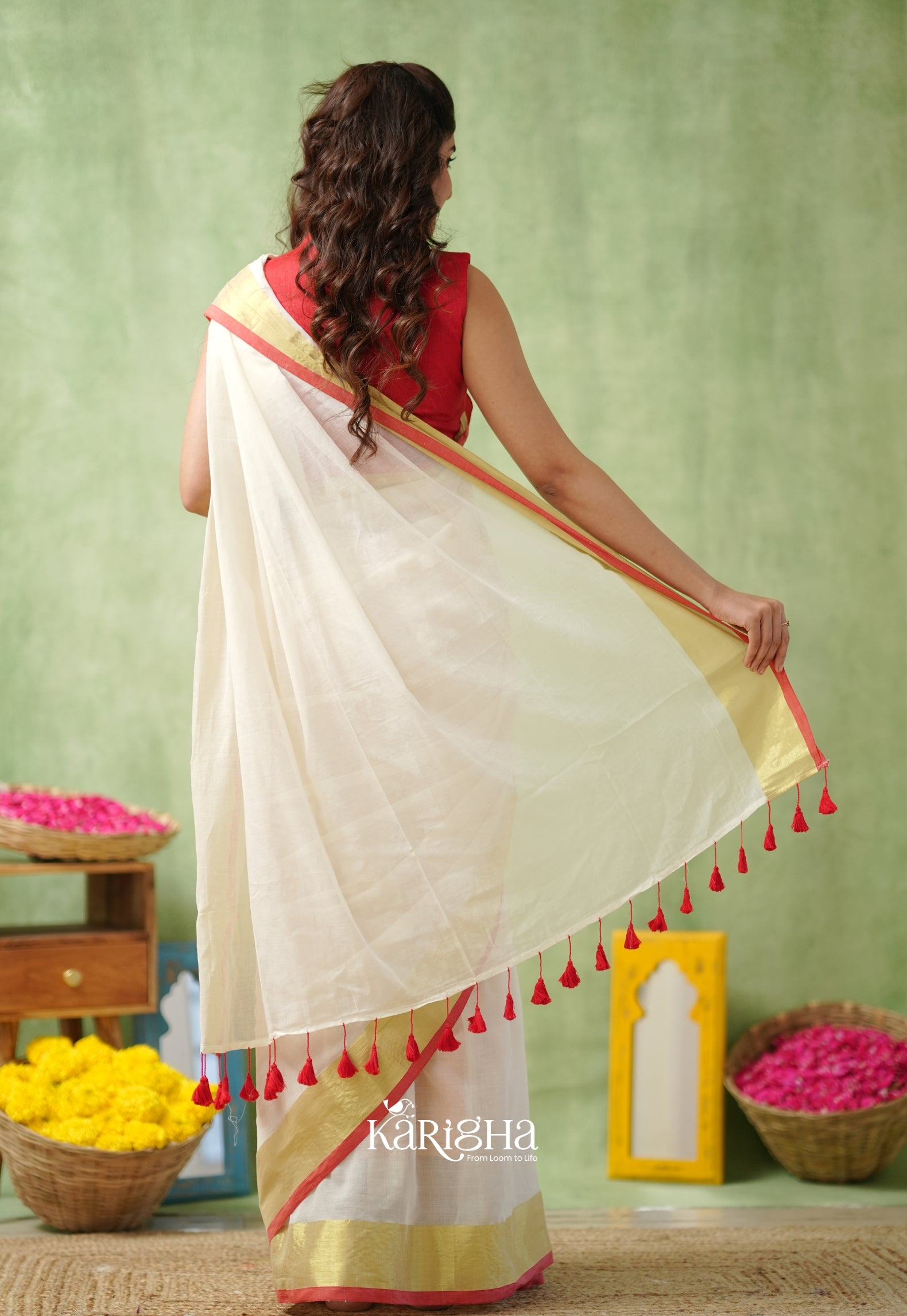 Golden Edge Mul Cotton Saree – Subtle Shine & Luxe Drapes