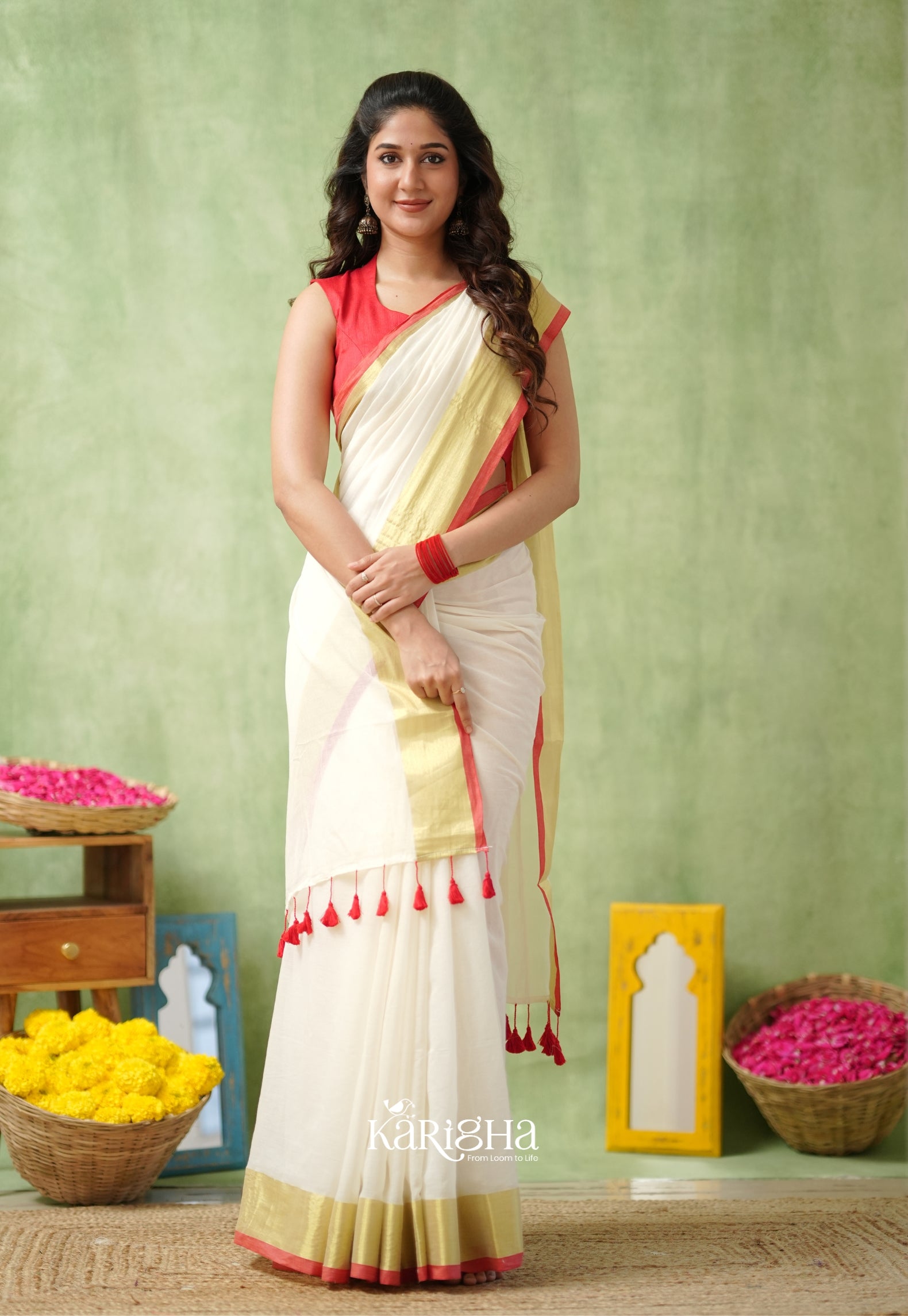 Golden Edge Mul Cotton Saree – Subtle Shine & Luxe Drapes