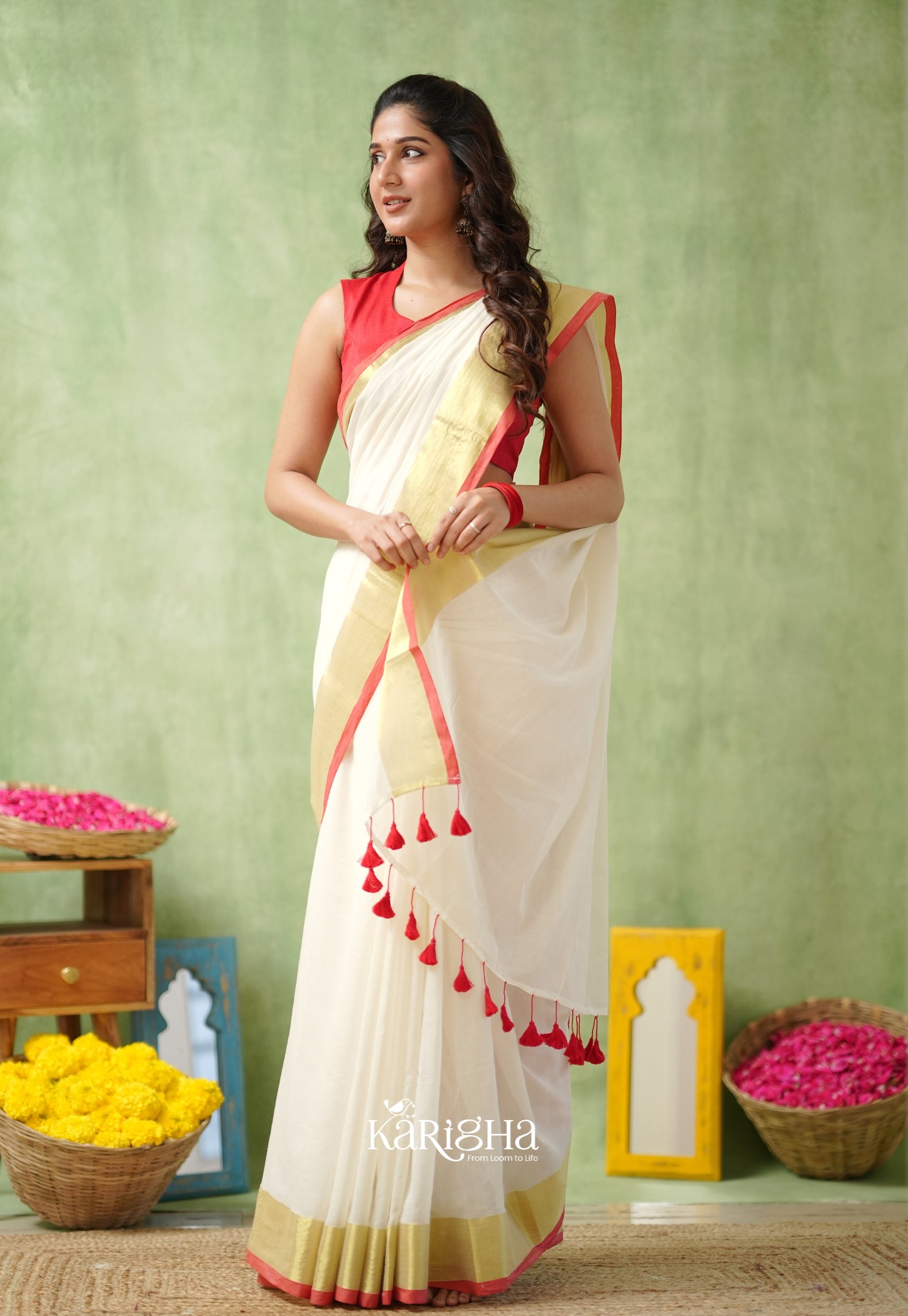 Golden Edge Mul Cotton Saree – Subtle Shine & Luxe Drapes