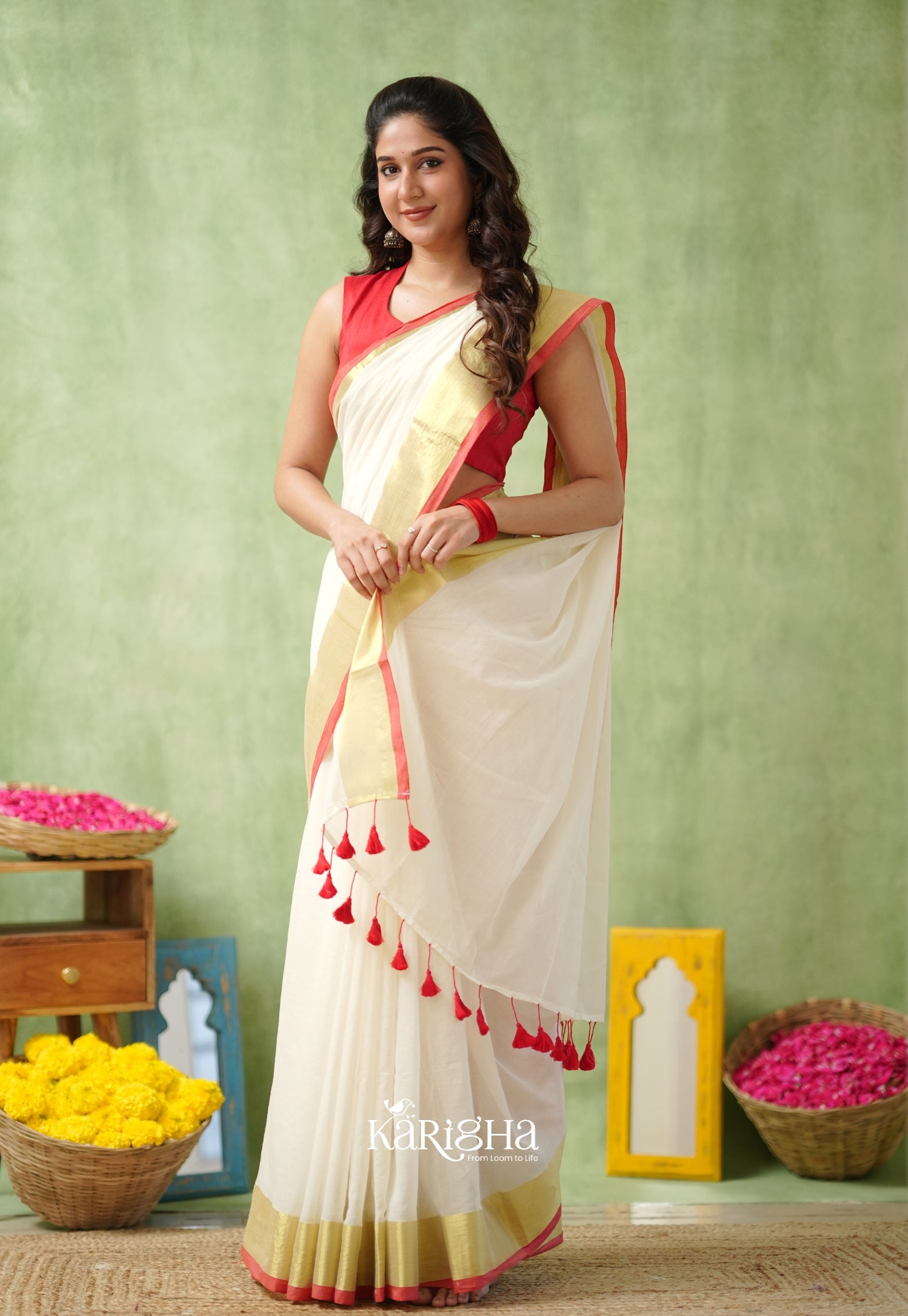 Golden Edge Mul Cotton Saree – Subtle Shine & Luxe Drapes