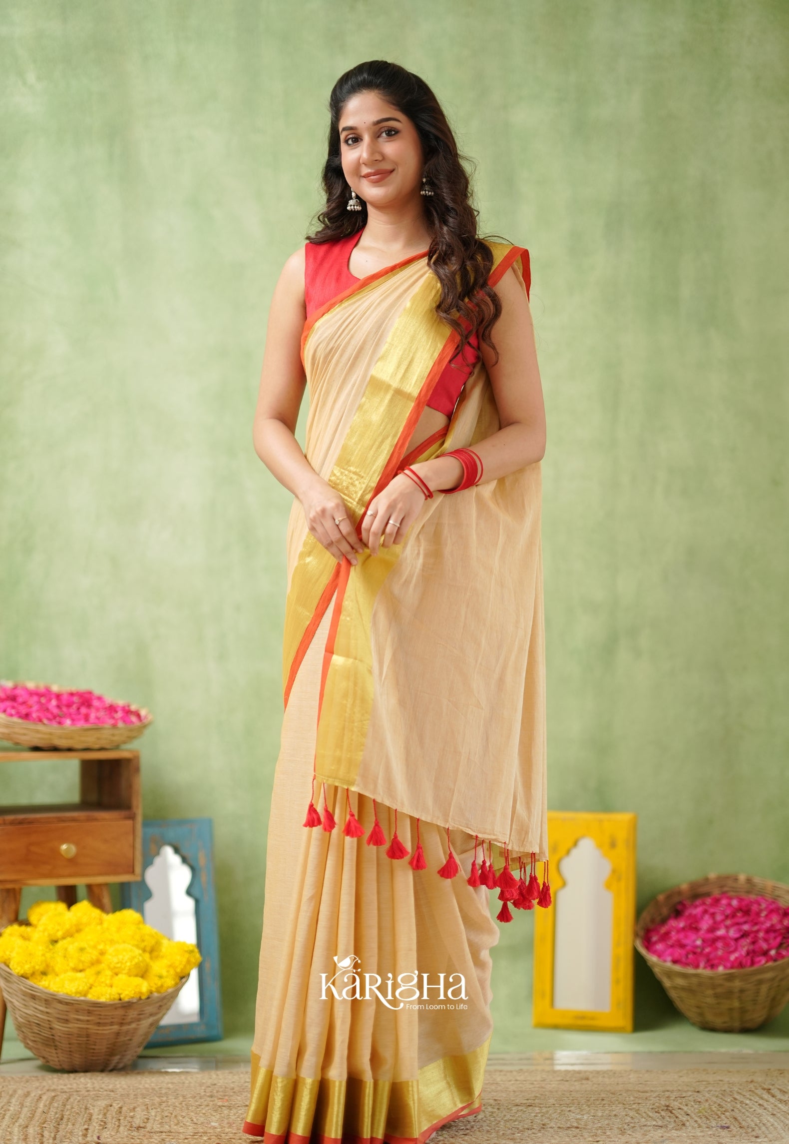 Golden Edge Mul Cotton Saree – Subtle Shine & Luxe Drapes