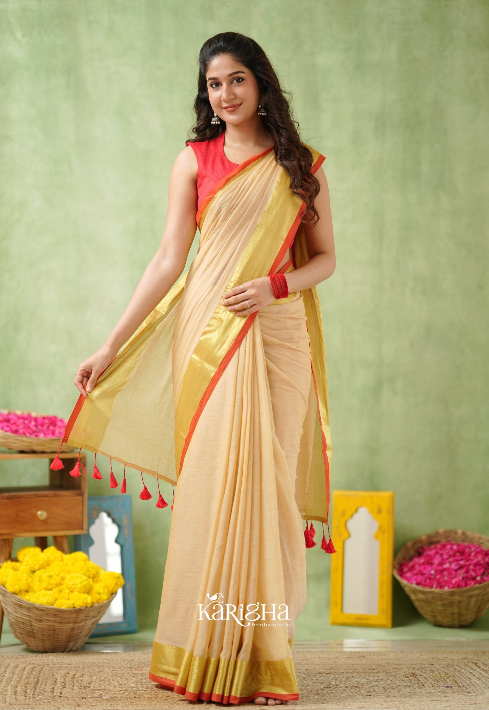 Golden Edge Mul Cotton Saree – Subtle Shine & Luxe Drapes