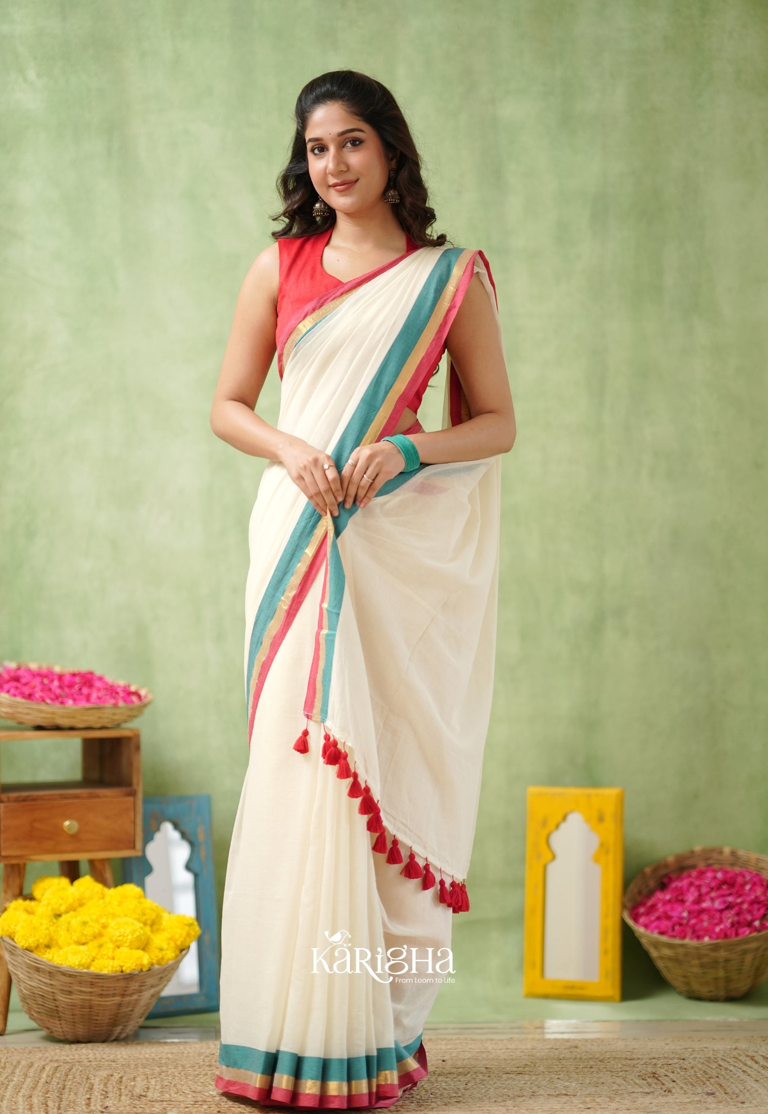 Golden Edge Mul Cotton Saree – Subtle Shine & Luxe Drapes