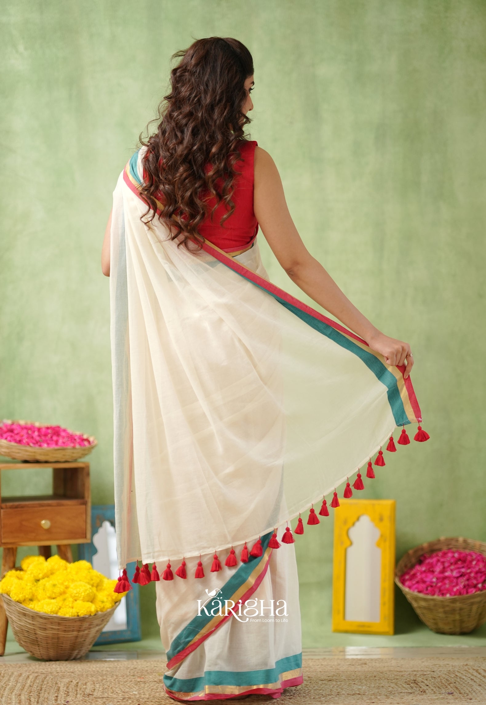 Golden Edge Mul Cotton Saree – Subtle Shine & Luxe Drapes