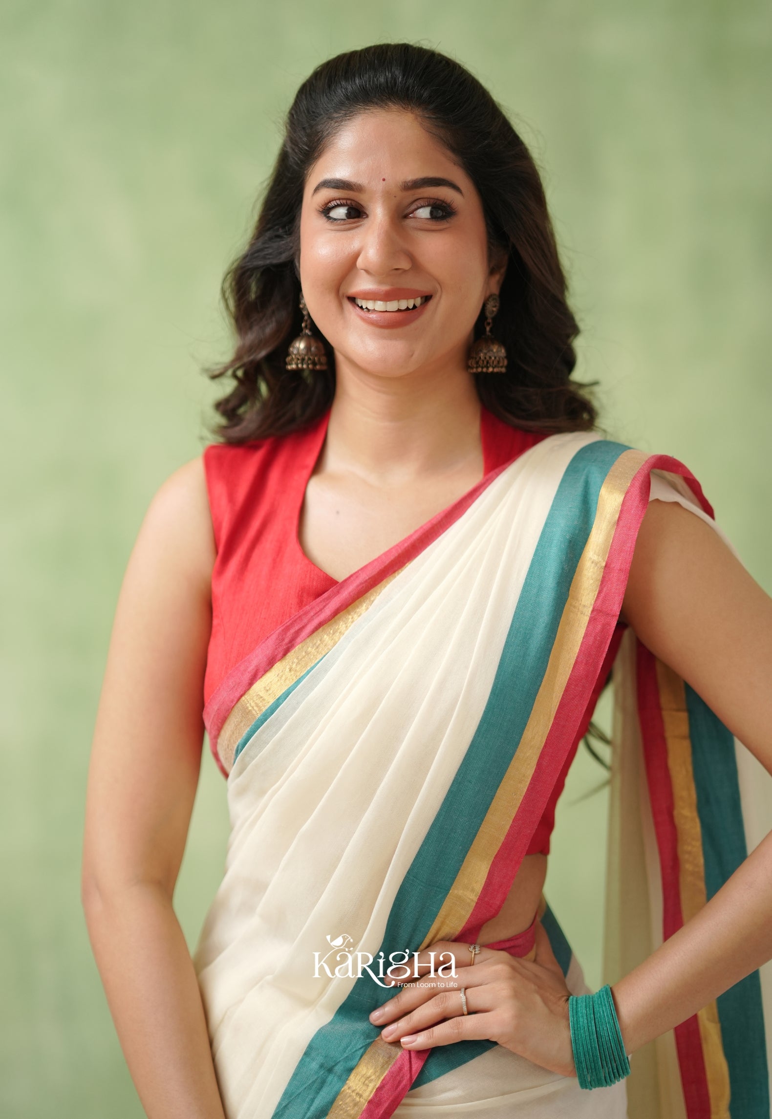 Golden Edge Mul Cotton Saree – Subtle Shine & Luxe Drapes