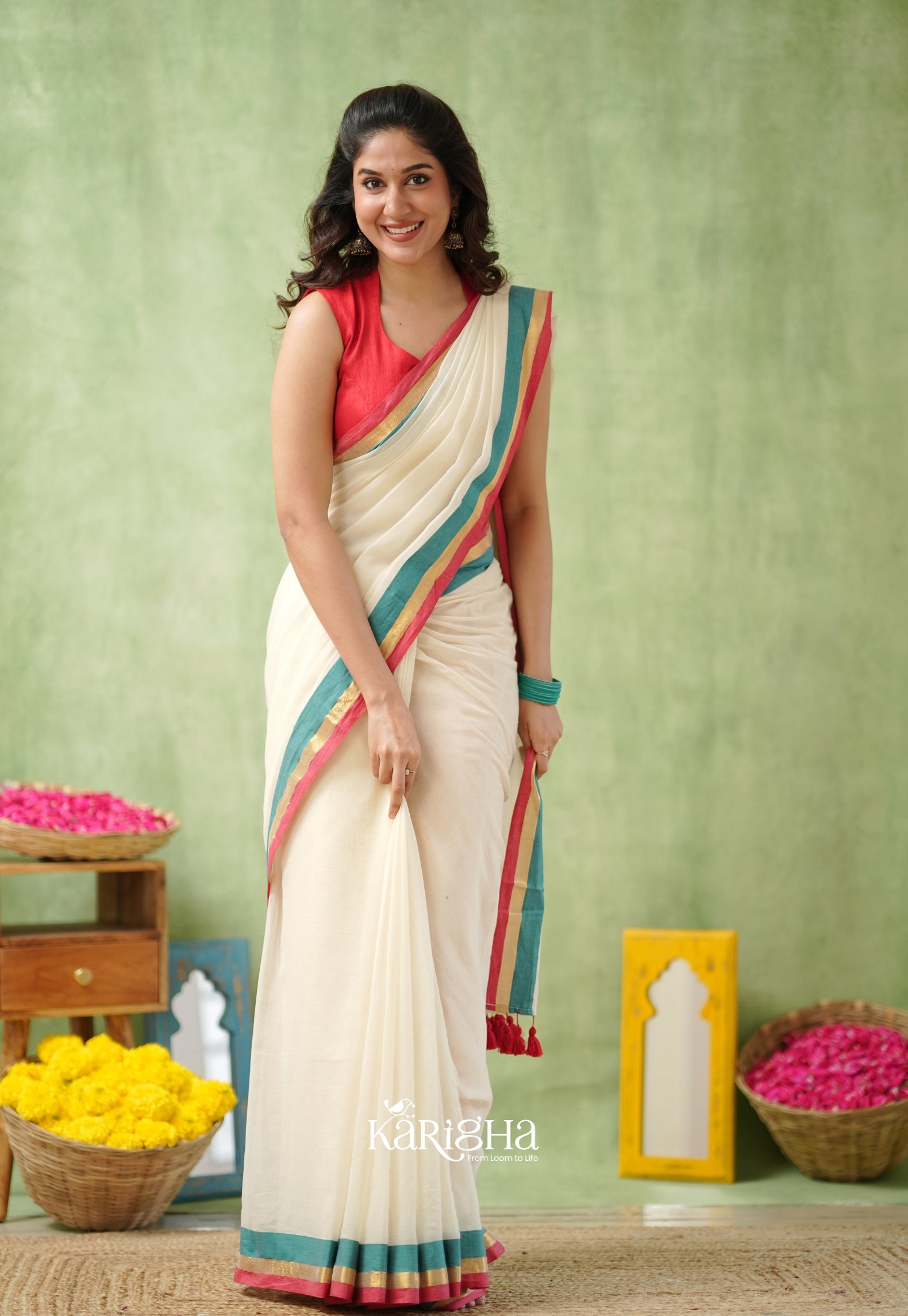 Golden Edge Mul Cotton Saree – Subtle Shine & Luxe Drapes
