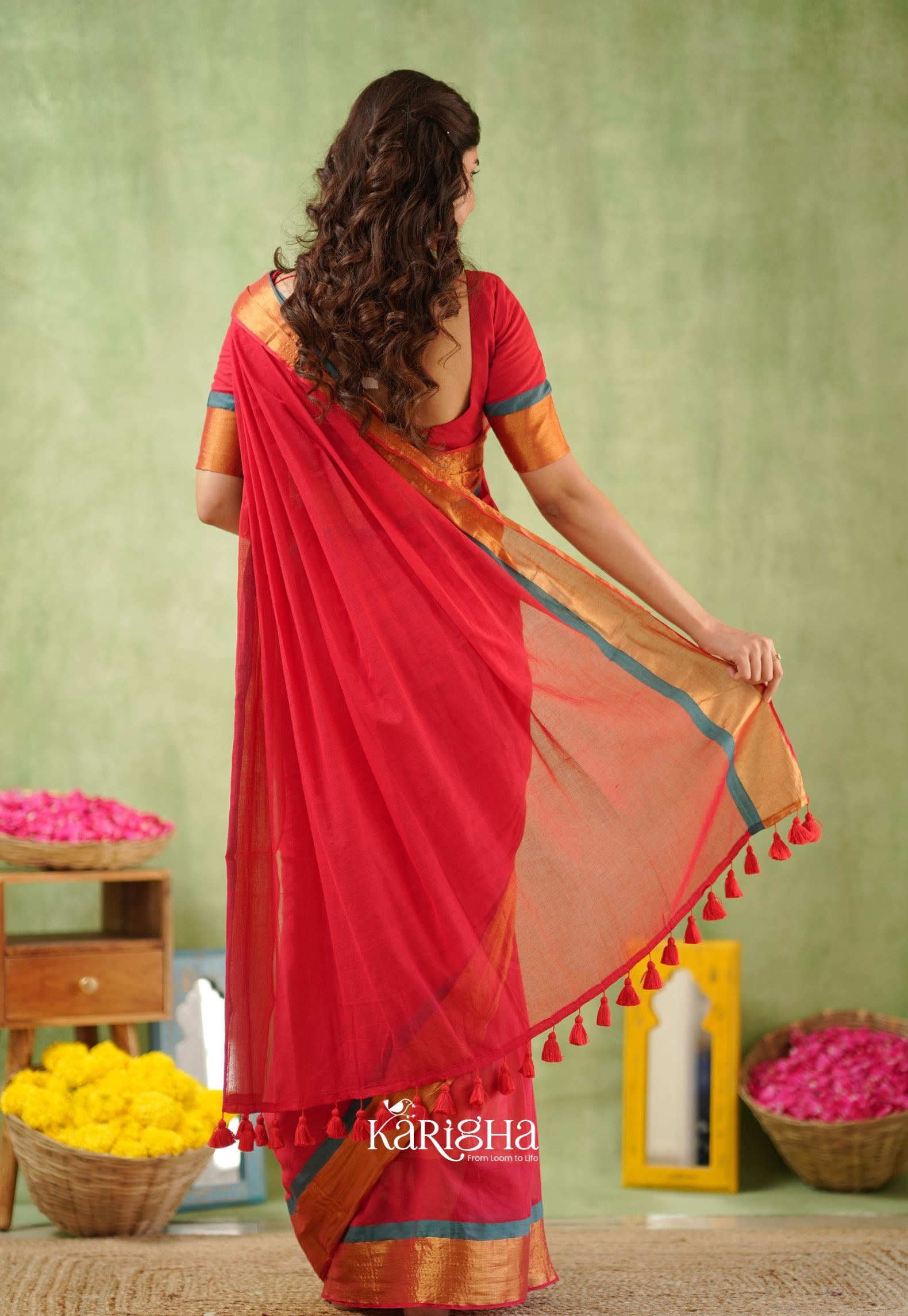 Golden Edge Mul Cotton Saree – Subtle Shine & Luxe Drapes
