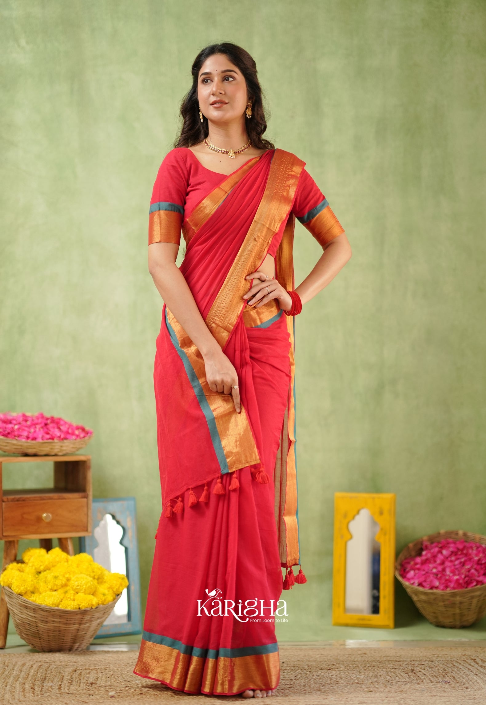 Golden Edge Mul Cotton Saree – Subtle Shine & Luxe Drapes