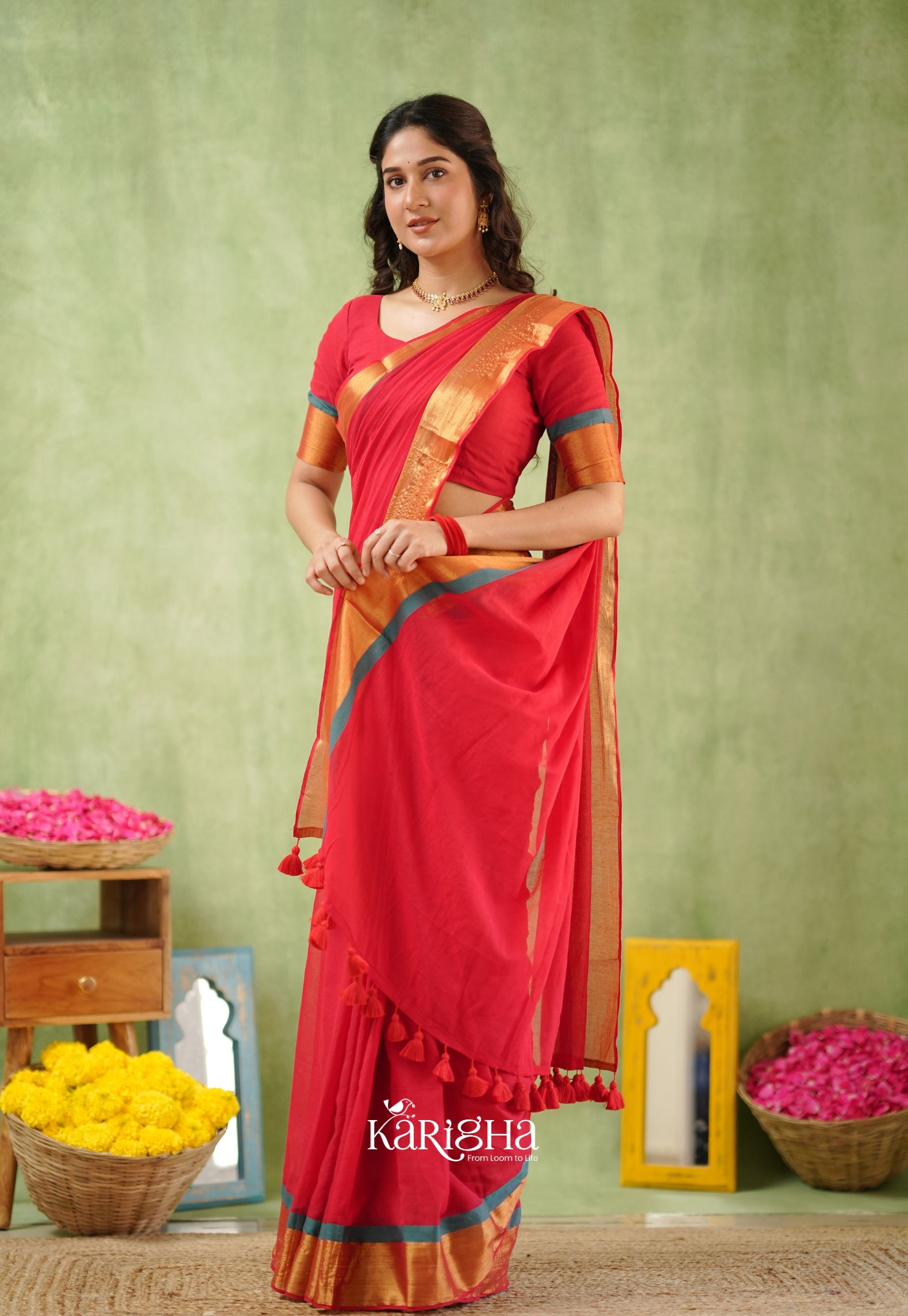 Golden Edge Mul Cotton Saree – Subtle Shine & Luxe Drapes