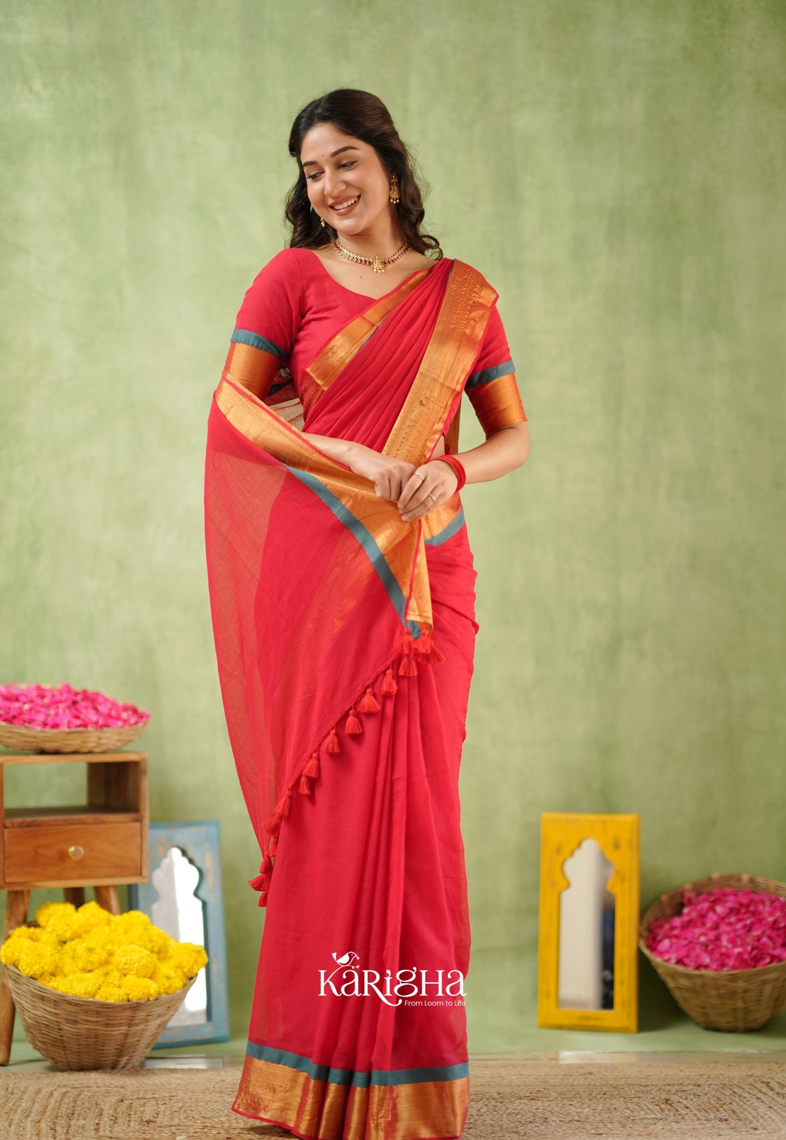 Golden Edge Mul Cotton Saree – Subtle Shine & Luxe Drapes