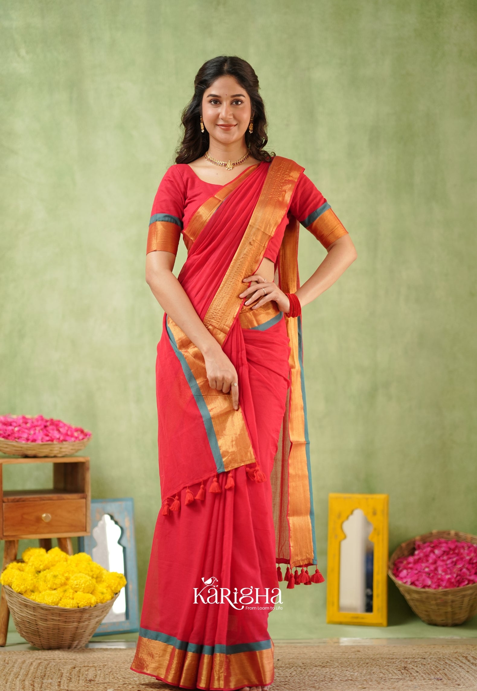 Golden Edge Mul Cotton Saree – Subtle Shine & Luxe Drapes