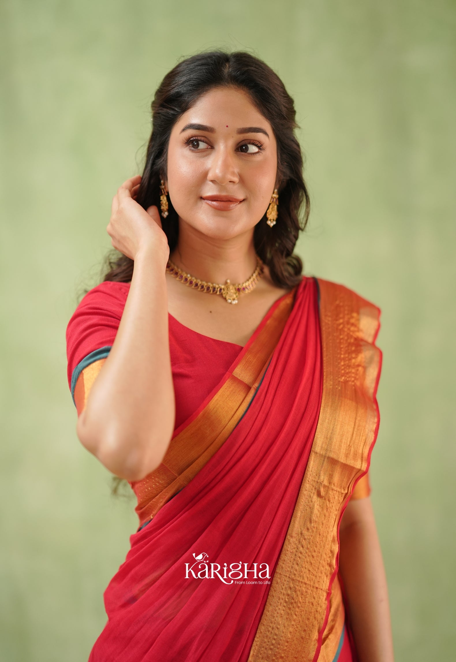 Golden Edge Mul Cotton Saree – Subtle Shine & Luxe Drapes