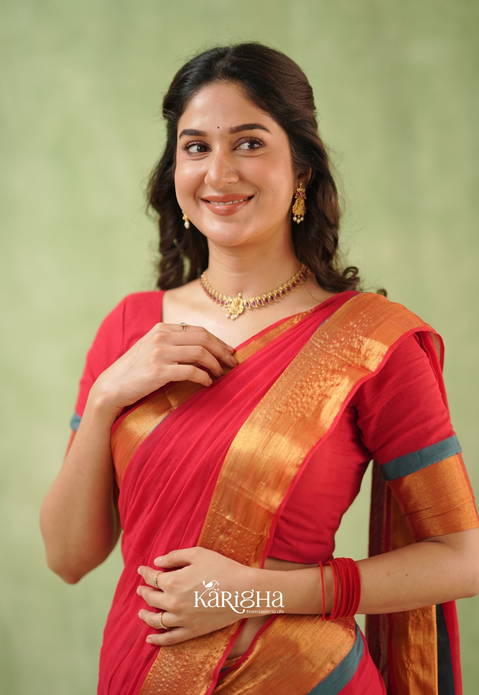 Golden Edge Mul Cotton Saree – Subtle Shine & Luxe Drapes