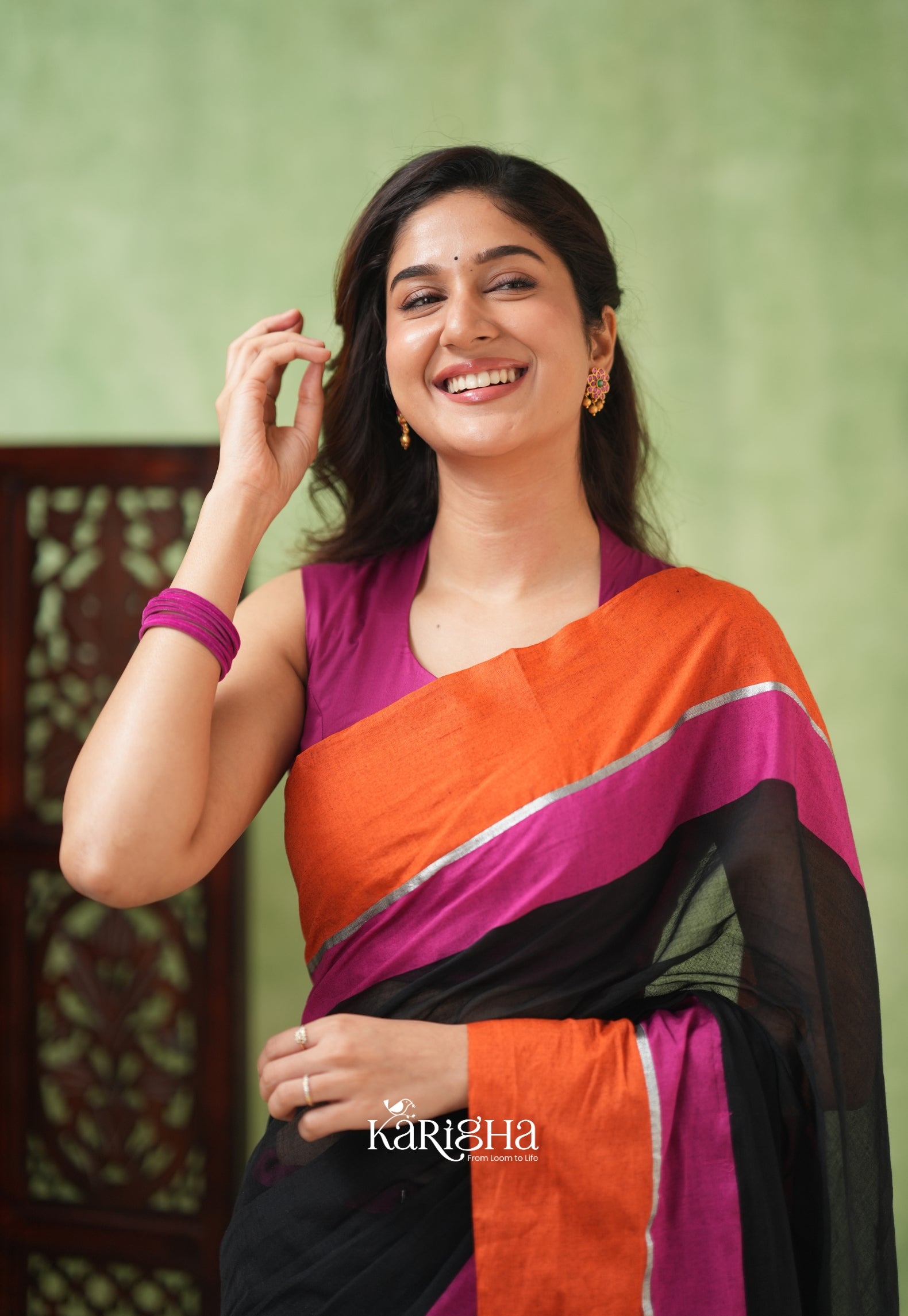 Midnight Ember – Black Mul Cotton Saree with Sunset Tassels