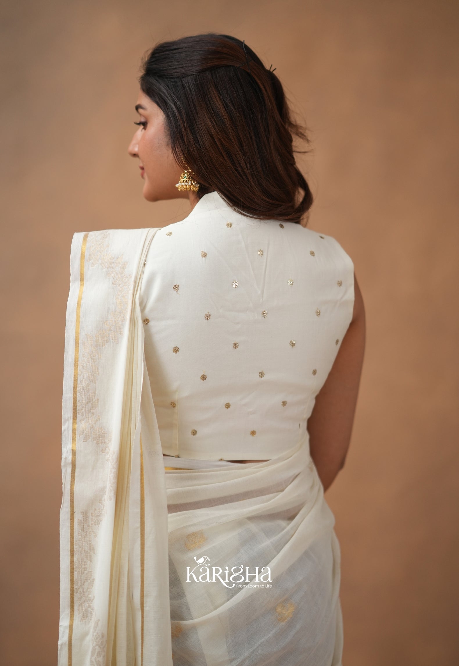 Featherloom Grace – Soft Mul Cotton Saree with Delicate Texture